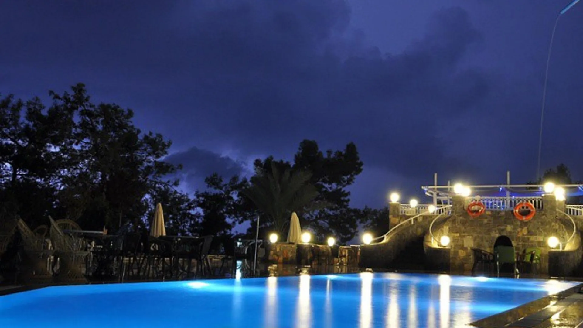 Nicholas Park Hotel 올루데니스