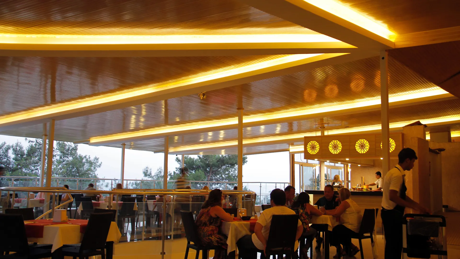 Nicholas Park Hotel 올루데니스